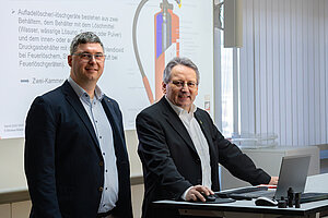 Patrick Schneider (links, Brandschutztrainer) und Axel Durm (Leiter Minimax-Brandschutz-Akademie)