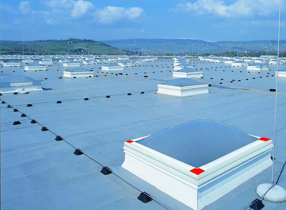 Beispiel Industriehalle < 2.000 qm: Auch hier ist die regelmäßige Sachverständigenprüfung ein Muss.