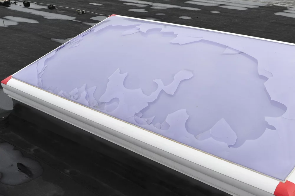 Beschädigte Lichtkuppel / Rauch- und Wärmeabzug auf Flachdach