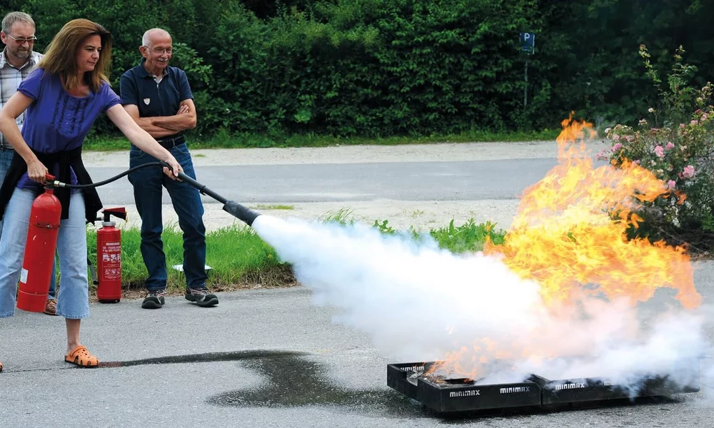 Löschübung im Rahmen der Brandschutzunterweisung, Mitarbeiterunterweisung bzw. Unterweisung im Brandschutz