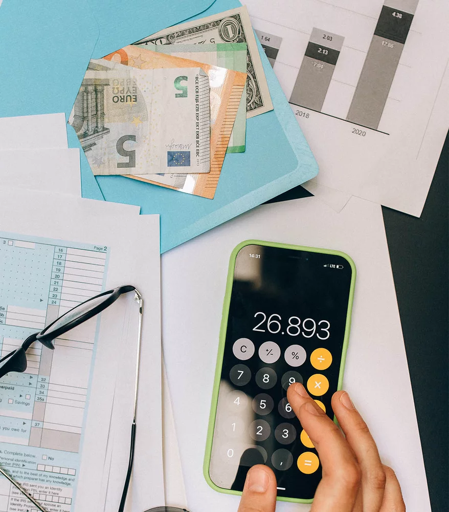 Bei einer verständigen Betrachtung über 20 bis 25 Jahre ergibt sich schnell eine Kostenersparnis zugunsten des Feuerlöschers.