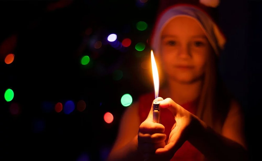 Beim Spiel mit der Flamme wird die Gefahr leicht unterschätzt. Brandschutzerziehung für Kinder schützt.