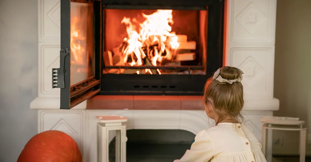 Kinder sollten bei offenem Feuer und beim Umgang mit Elektrogeräten beaufsichtigt werden. Ein wichtiger Aspekt bei der Brandschutzerziehung für Kinder.
