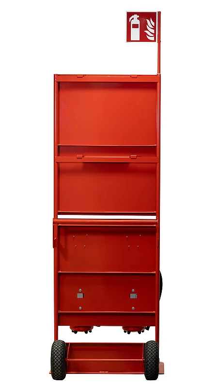 Unteres und oberes Stationsteil mit den magnetischen Komponenten und eingehängten Feuerlöschern 