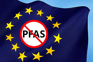 EU-Flagge mit Schild "PFAS-Verbot"