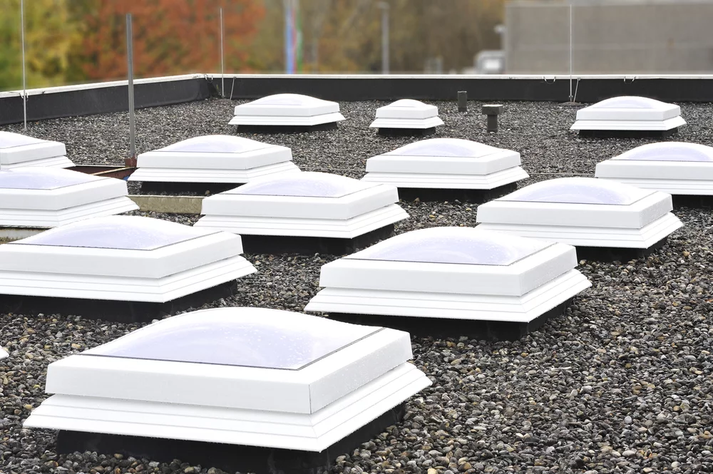 Neue Lichtkuppeln auf dem Flachdach